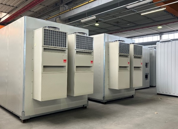Monoblock backpack-type air conditioner with single-phase power, free cooling, emergency ventilation at 48VDC, and 600W of heating